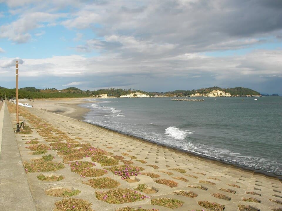 遠浅の砂浜で夕方前まで海水浴。売店・監視台・救護所も完備
