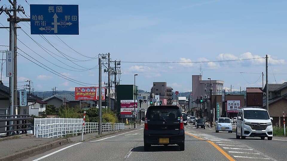 角田山を望む海岸線をドライブ