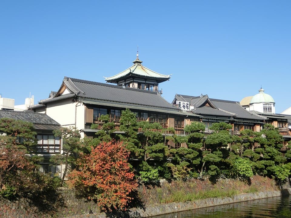 レトロな木造温泉旅館建築を見学