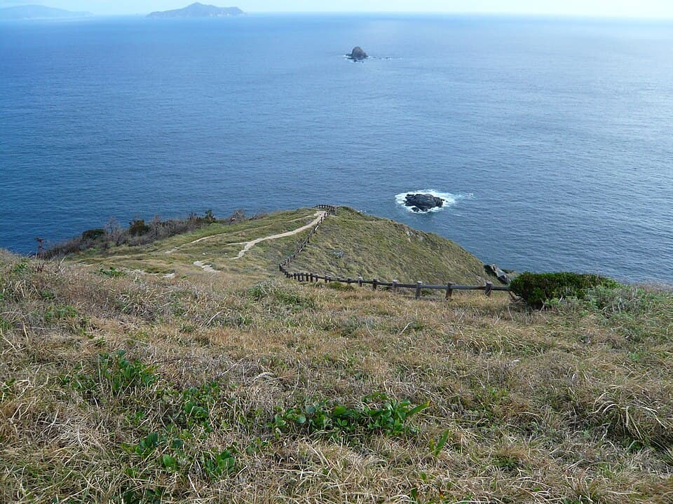 断崖約100mから豊後水道と九州を望む最果ての岬