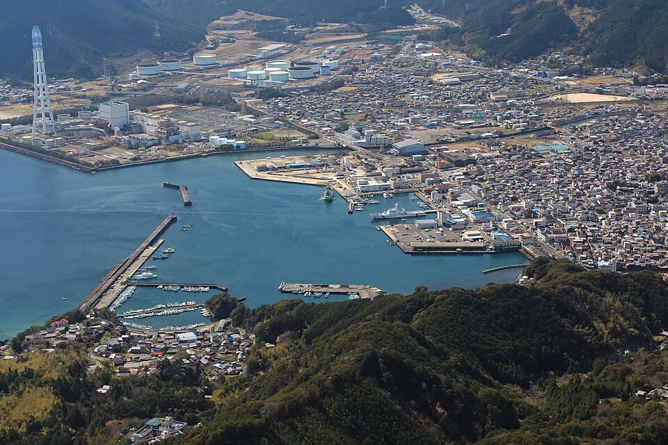約3,000発、リアス海岸に音が響く尾鷲港の花火を観覧
