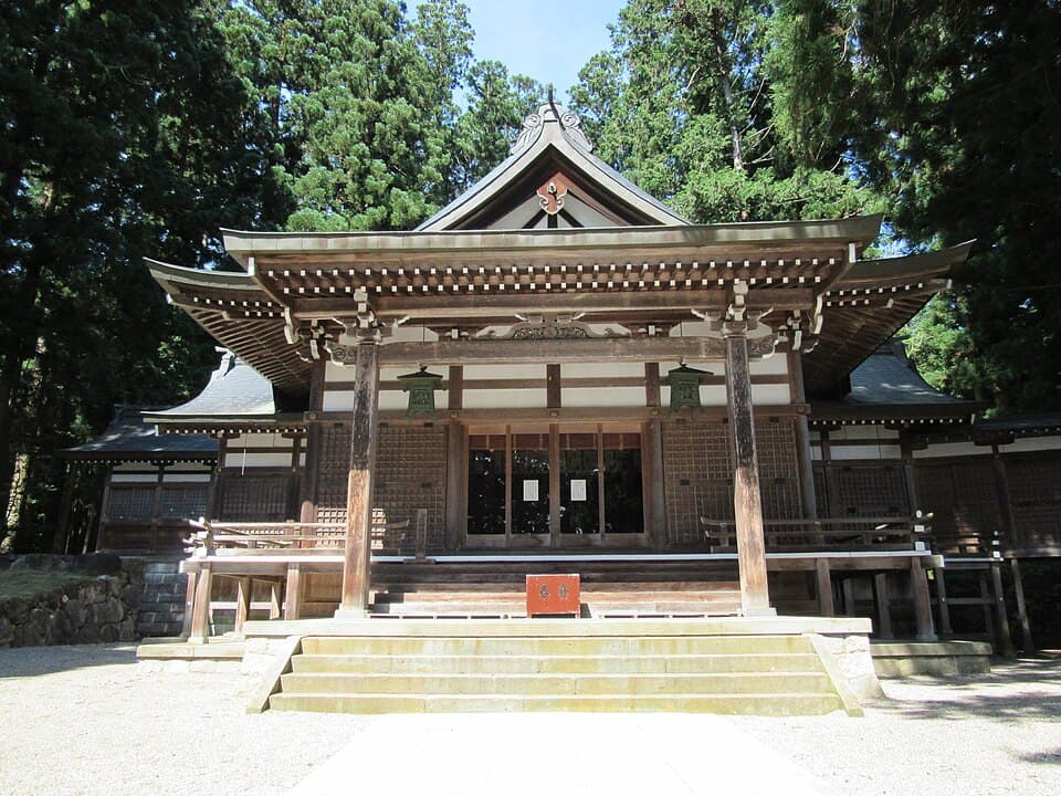 古川祭の起源となる古社へ参拝し、静かな杉木立で一日を締めくくる