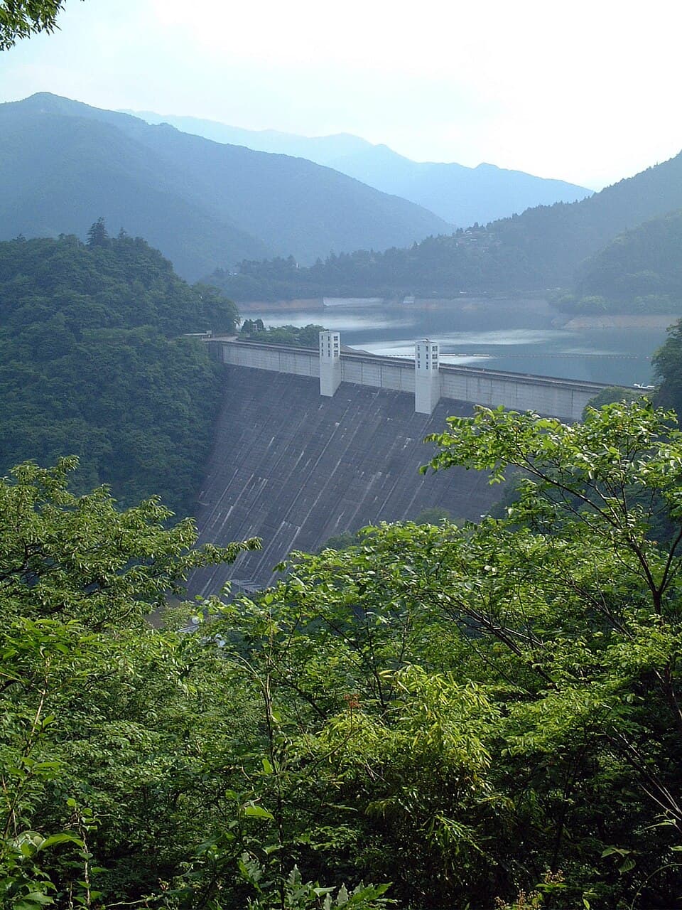 ダムの堤の上から山々と湖のパノラマ散歩