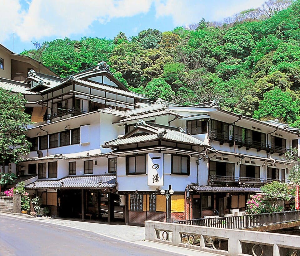 歌舞伎座風の外観を眺め、柳並木の大谿川沿いをそぞろ歩き