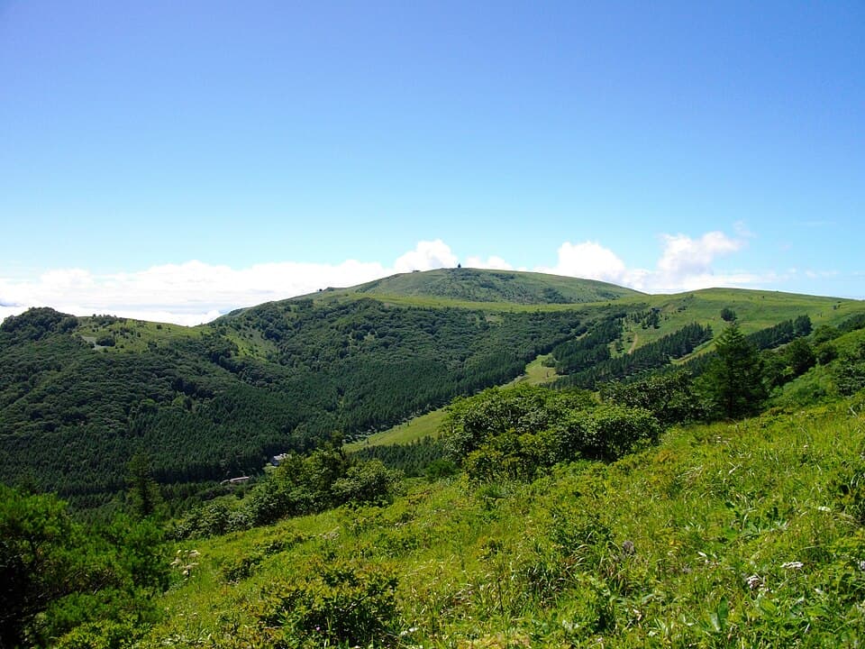 リフトを乗り継いで標高1,925mの山頂へ、360度の大パノラマを満喫