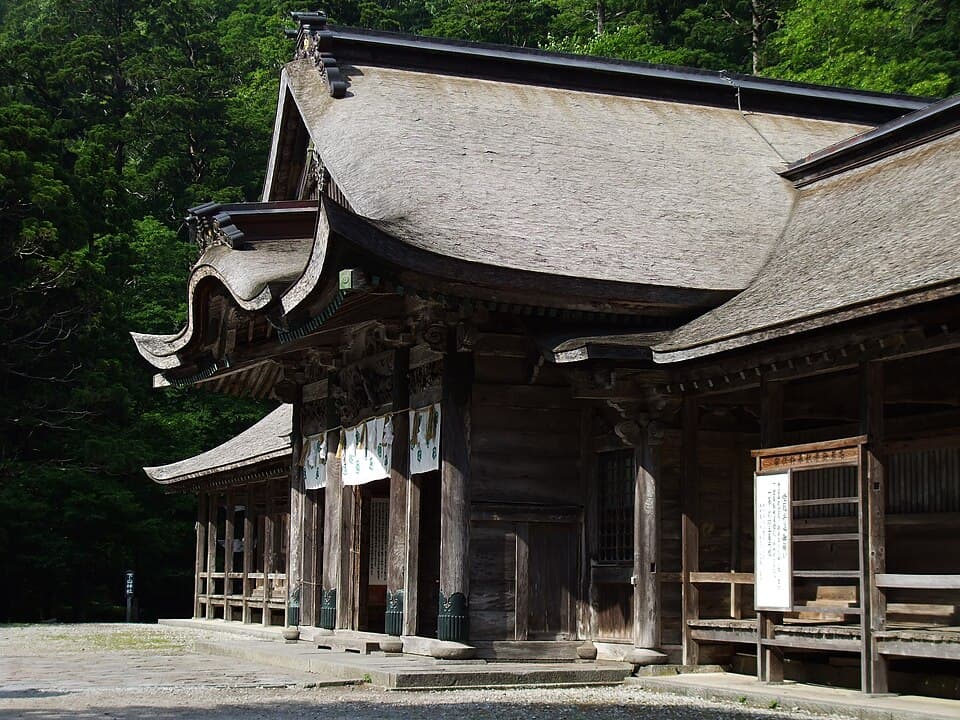 日本最大級の権現造社殿と長い石畳の参道が続く山中の神社