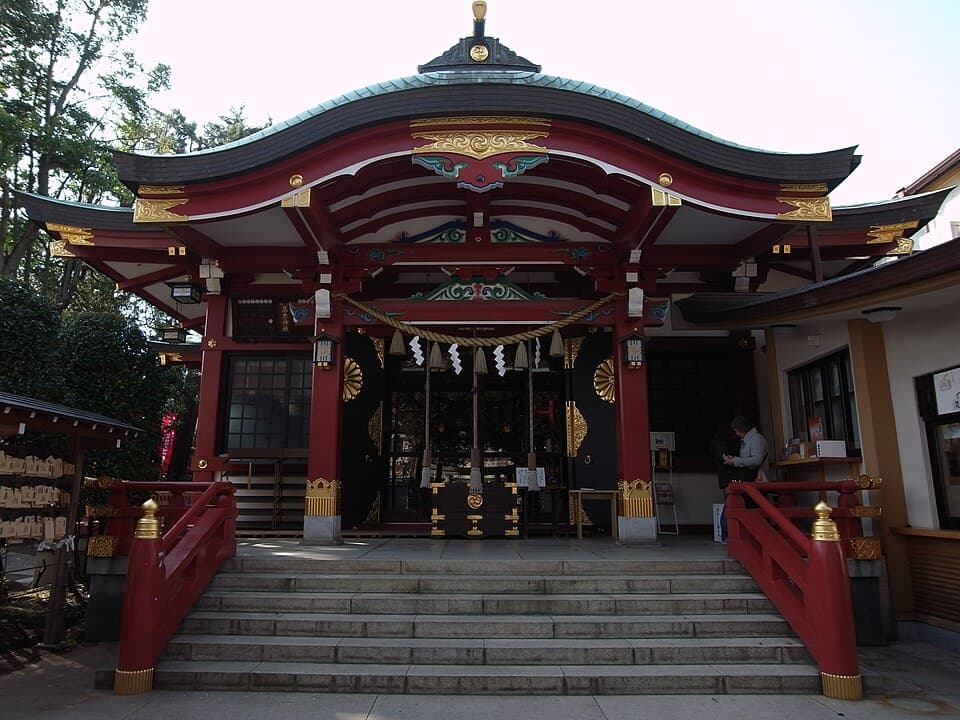 オフィス街の中にひっそり佇む大崎の氏神様