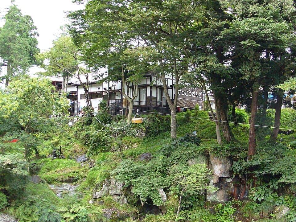 名物「空飛ぶだんご」郭公だんごを渓谷を眺めながら味わう