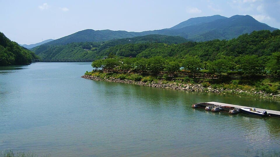 遊覧船で峡谷の岩壁と青い湖面をめぐる