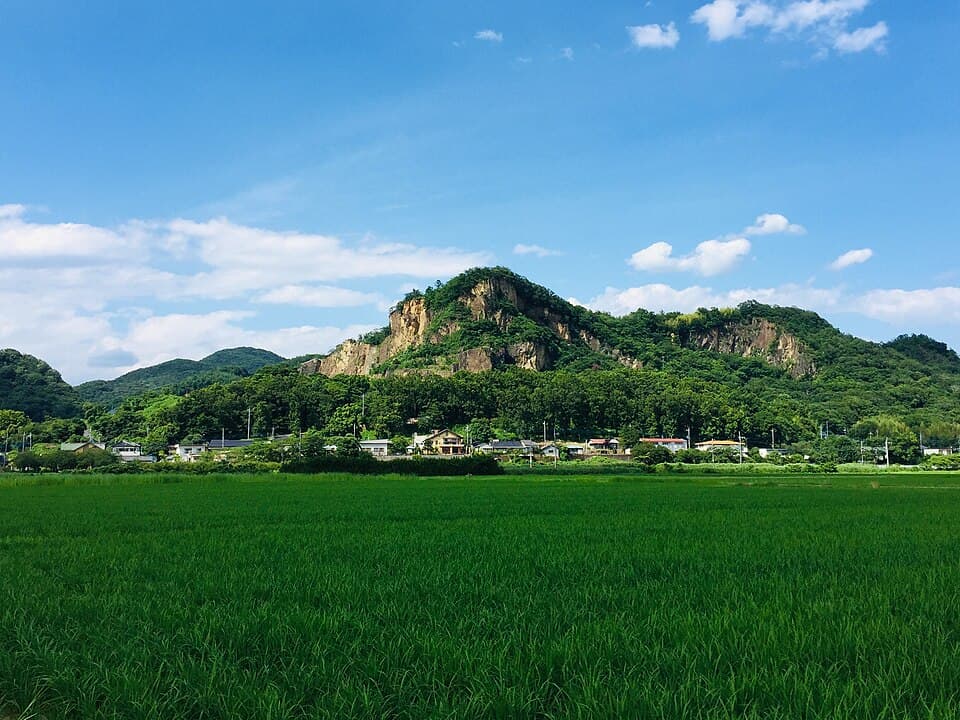 山の上にそびえる古刹を参拝