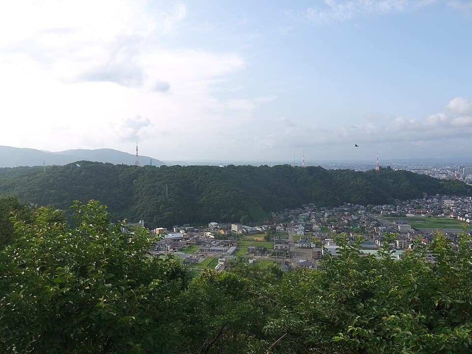 緑の山頂から福井市街と足羽川を一望、花火会場の川筋を昼のうちに確認