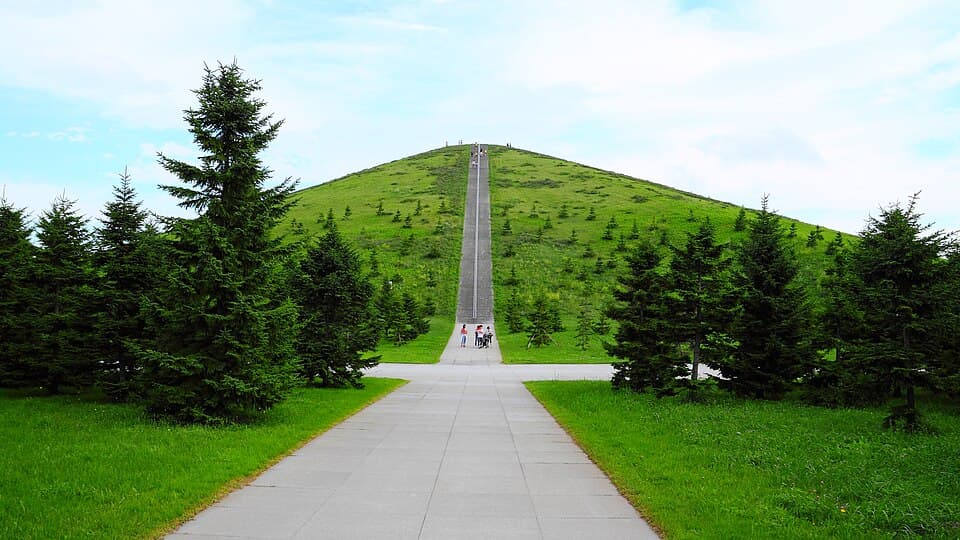 公園のシンボル・モエレ山に登り、札幌市街と石狩平野を一望