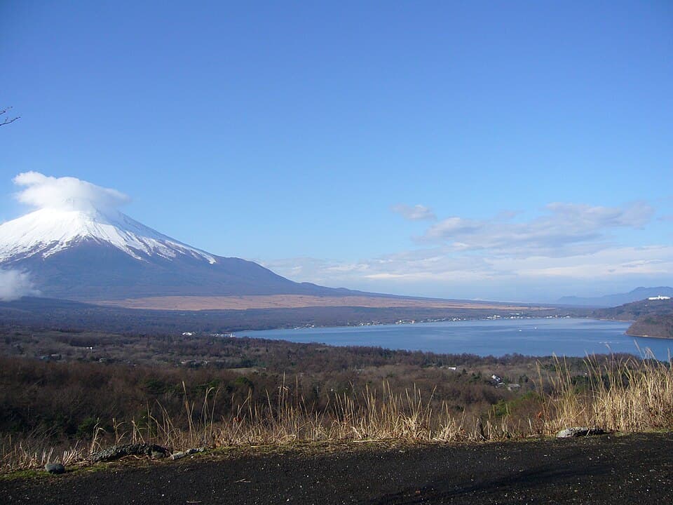 富士五湖最大の湖畔で富士山と湖の眺めを満喫
