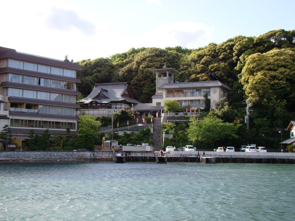 浜名湖に突き出た小山のお寺にお参りして湖の眺めを満喫