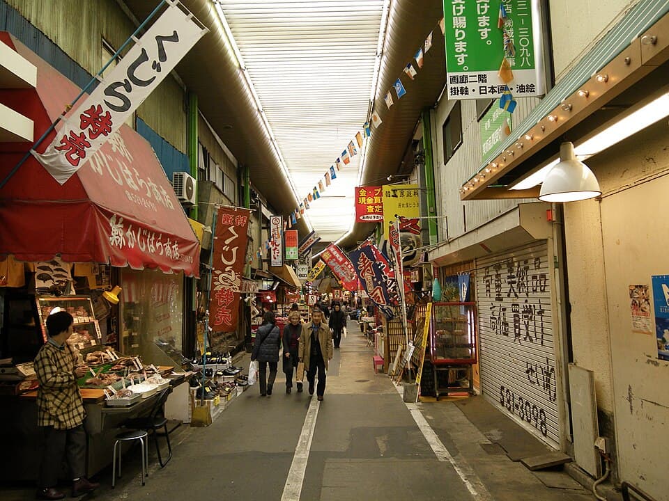 北九州の台所で食べ歩き、地元の活気を体感