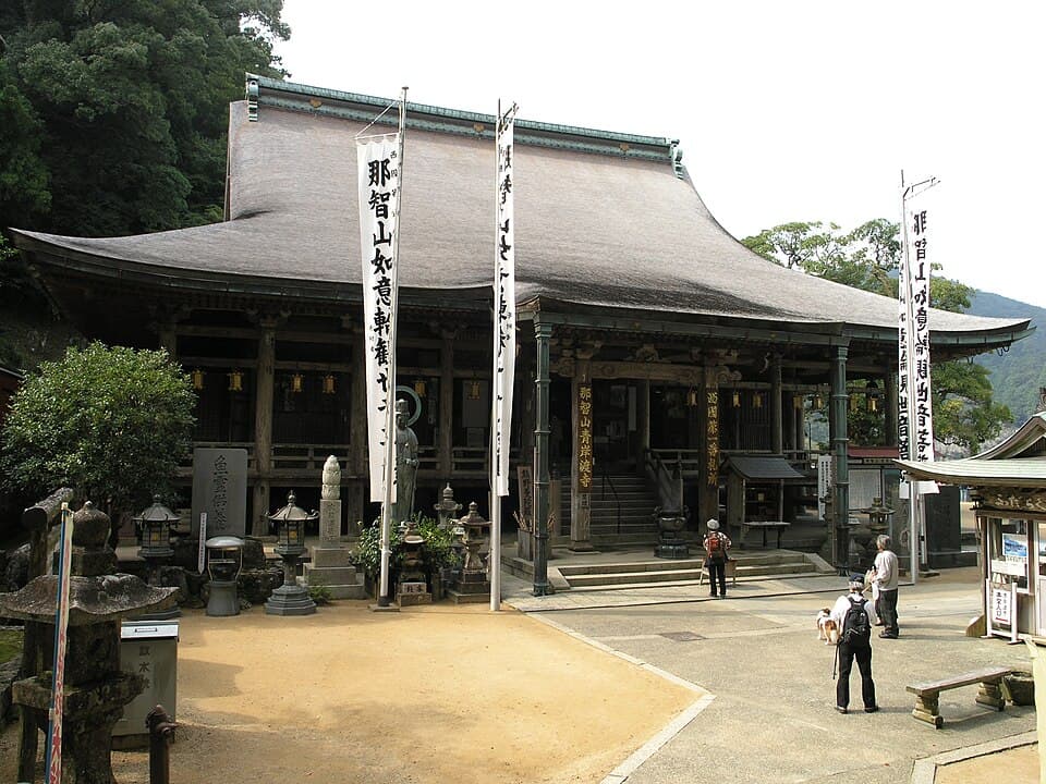 落差日本一の大瀑布と世界遺産の社寺を巡る