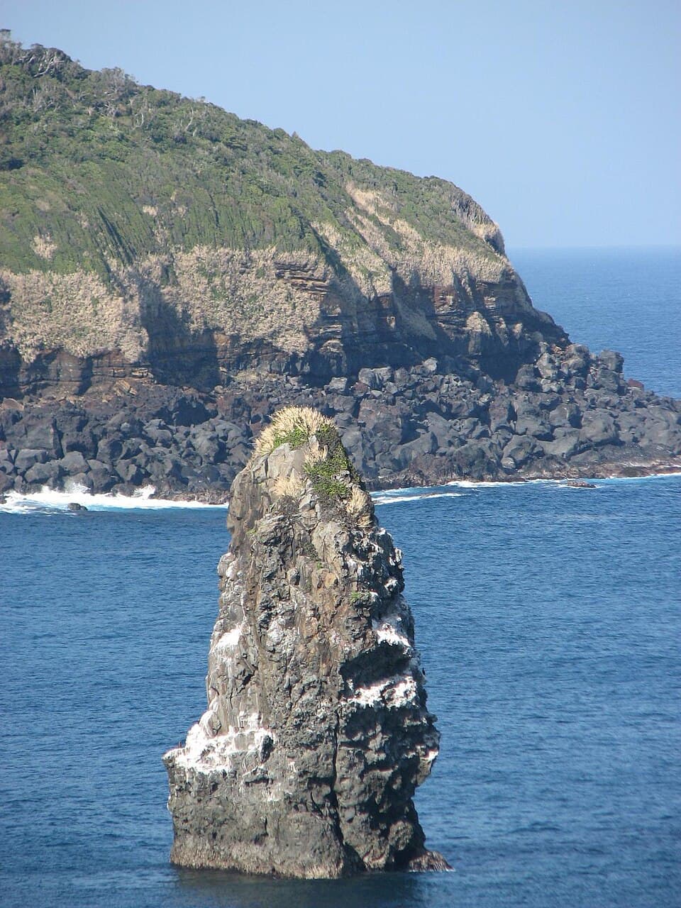 波に磨かれた大島を代表する奇岩を眺める