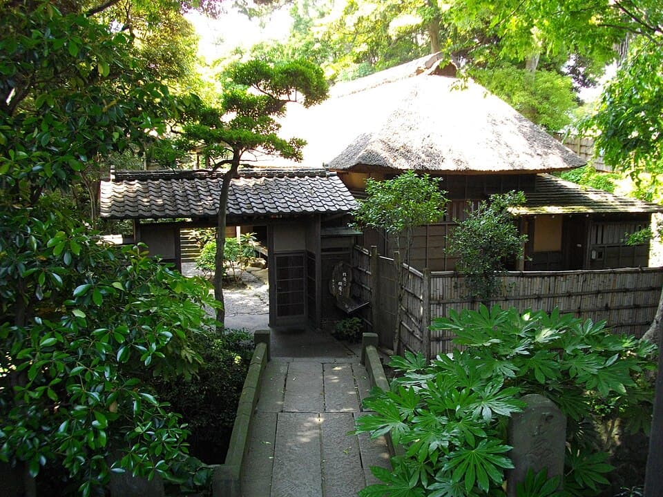 俳句ゆかりの庵で静かなひとときを過ごす