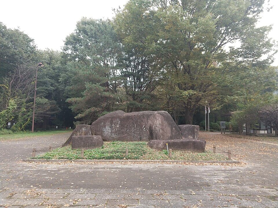 小さな動物園もある緑豊かな公園で朝の散策