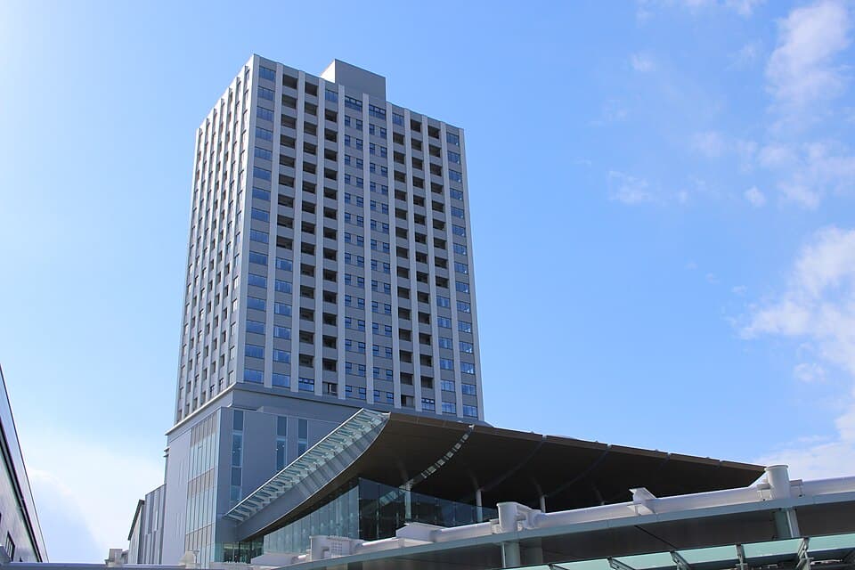 駅前のシンボル施設でお土産探し、広場や恐竜モニュメントも