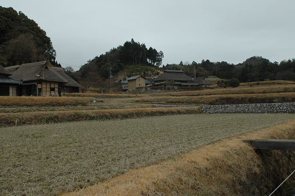 茅葺き屋根の家々が残る里山の集落を散策