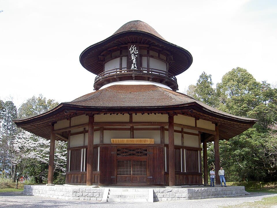 芭蕉の旅姿を模した八角形のお堂で俳聖のこころに触れる