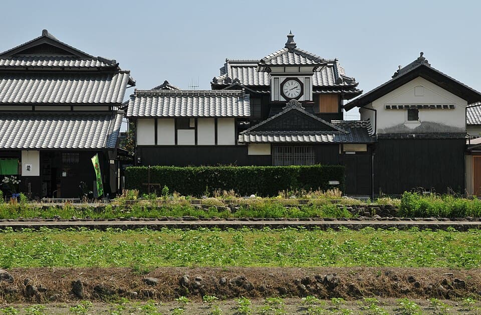 田園にたたずむ手づくりの時計台と武家屋敷の町並みさんぽ