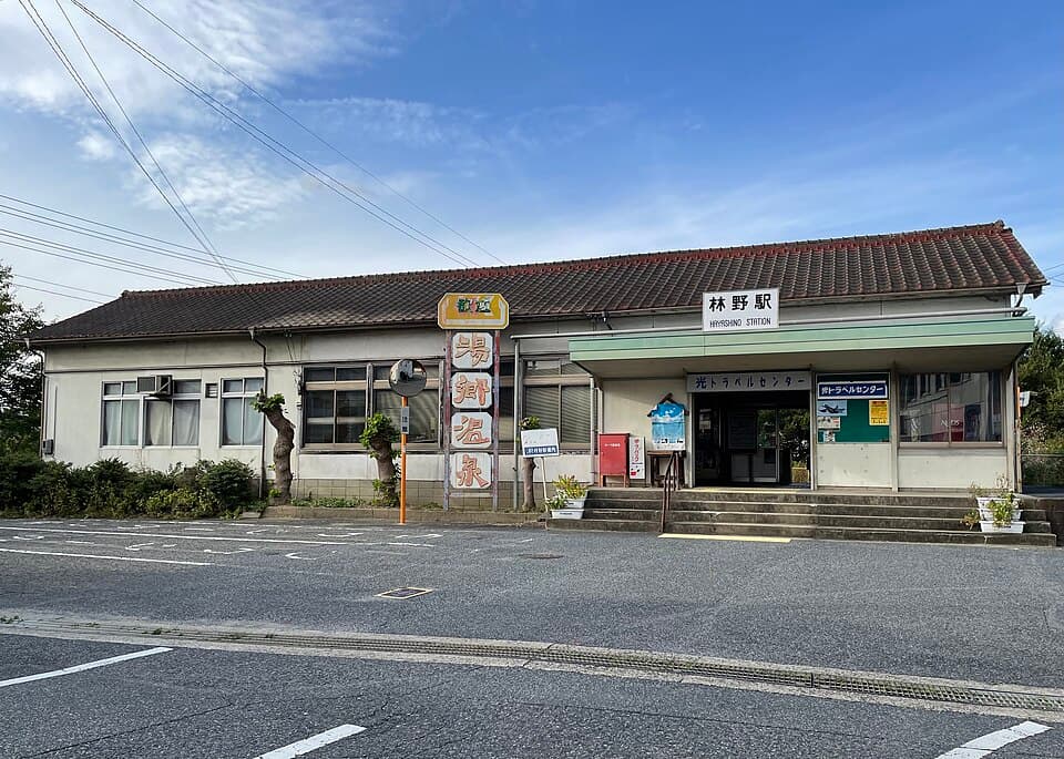 美作市の中心地で商店街をのんびり歩く