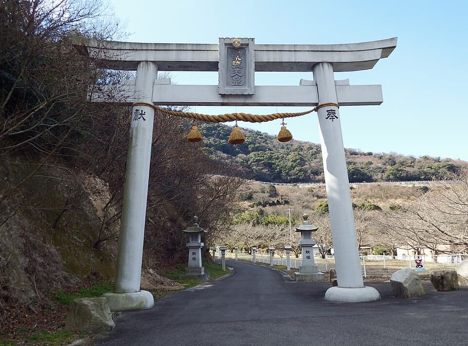 歴史ある社殿に参拝、静かな境内を散策