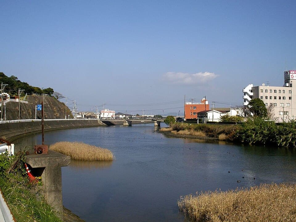 河川敷で夕涼み、花火前の場所取り