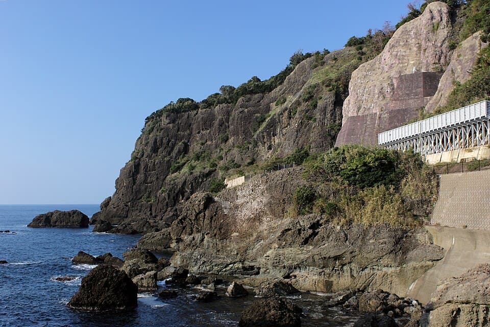 断崖と日本海の絶景を展望台から一望、花火への期待が高まる景勝地