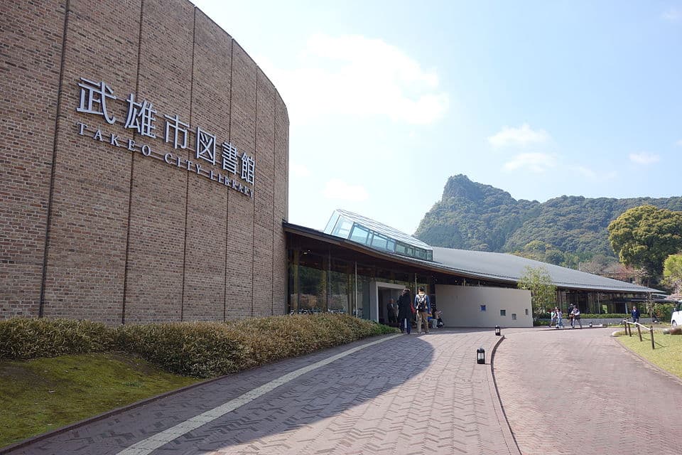 開放的な空間で読書や休憩、プール前のひととき
