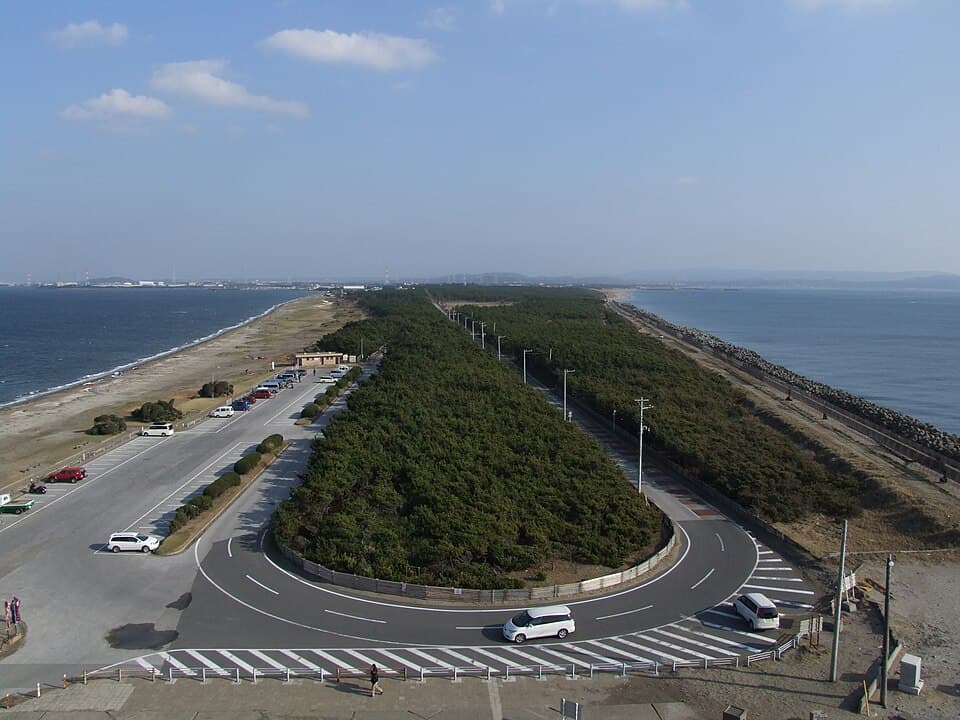 東京湾がもっとも狭まる岬の先端を散策。展望塔からの眺めが名物