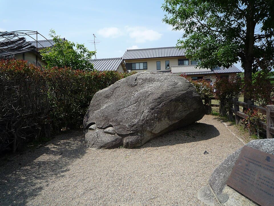 田園の中にたたずむユーモラスな亀の石造物とのんびり記念撮影