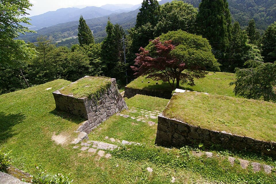 六段壁の石垣を目指して女城主の山城を登る
