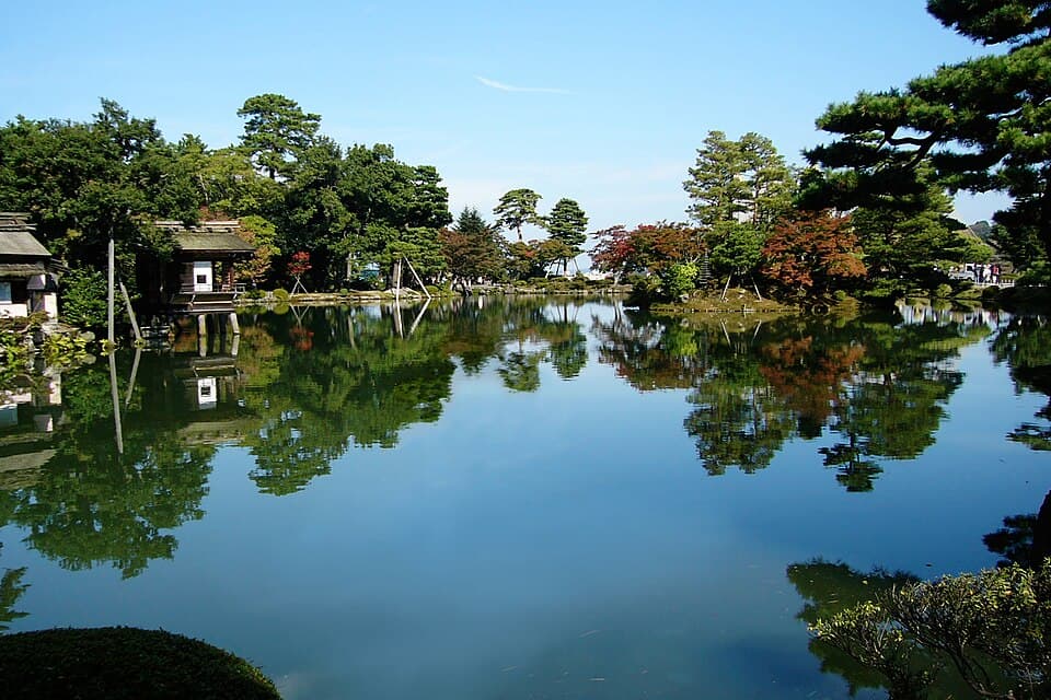 日本三名園のひとつ、加賀百万石の庭園を散策