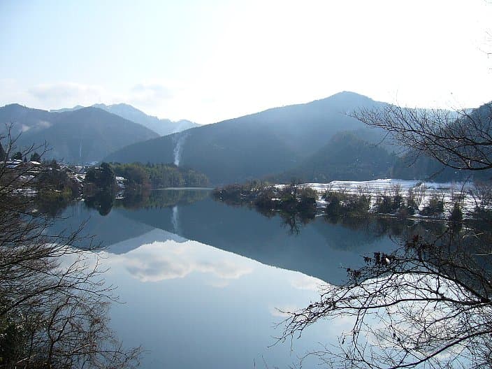 河川敷で場所取り、屋台グルメで夕食がわりの腹ごしらえ