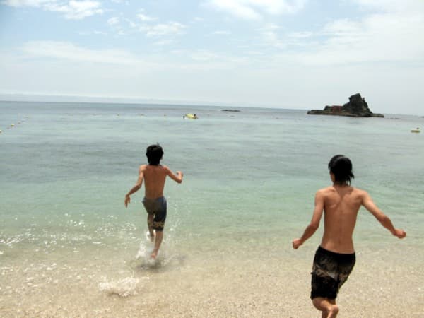 渚百選の白い砂浜で旅を締めくくる夕さんぽ