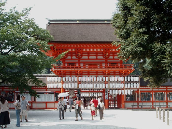 糺の森の参道を抜けて世界遺産の社へ、相生社で縁結び祈願