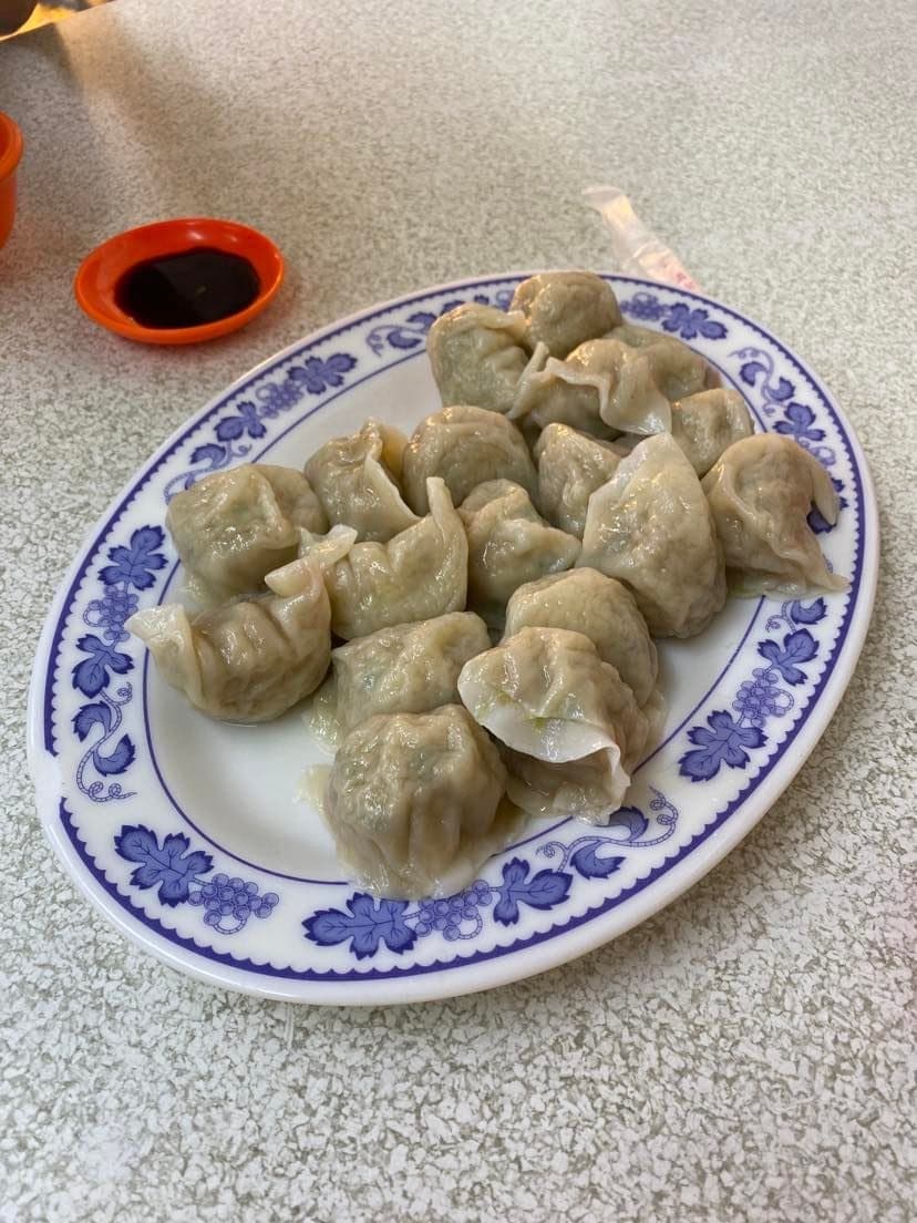 常設5店の餃子を少しずつ注文して食べ比べ