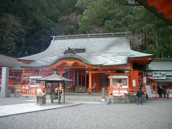 朱塗りの社殿に参拝し、標高330mの境内から那智の山並みを一望する
