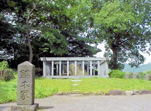 白壁の土蔵が続く商家町を歩き、盆踊り前に夕食を済ませる