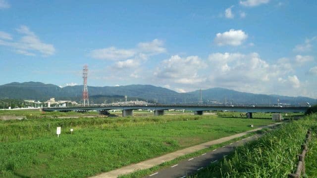川辺の自然でひと遊び、夕方前の涼しい時間をのんびり過ごす